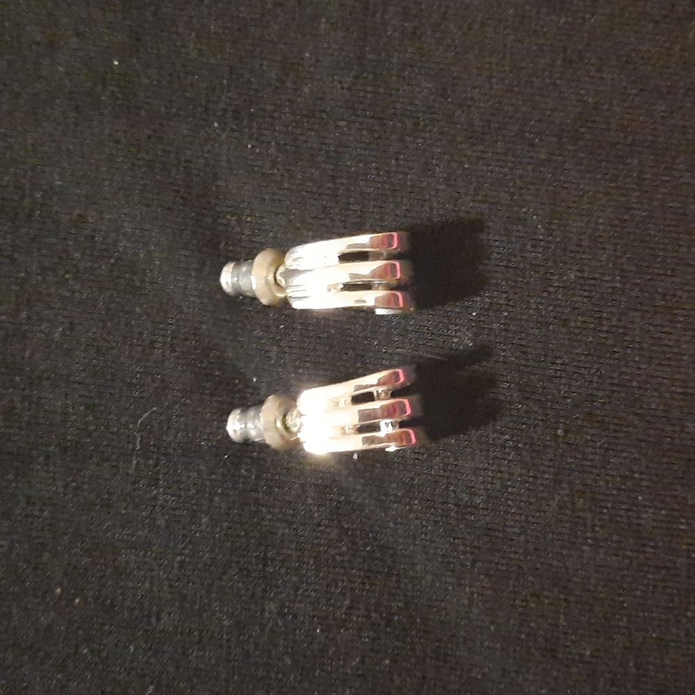 Cute silvertone earrings